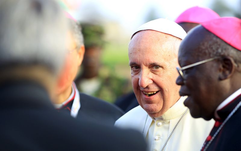 © Reuters. البابا فرنسيس يلتقي برئيس جنوب السودان في اجتماع غير رسمي