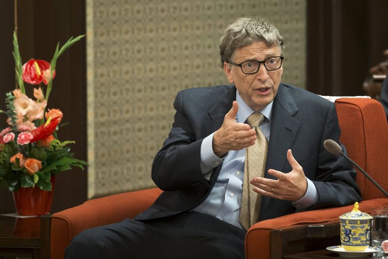 © Reuters. Bill Gates em encontro com o primeiro-ministro chinês Li Keqiang, em Pequim. 