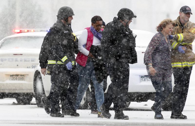 © Reuters. الشرطة:المسلح في كولورادو مازال يطلق النار من داخل العيادة