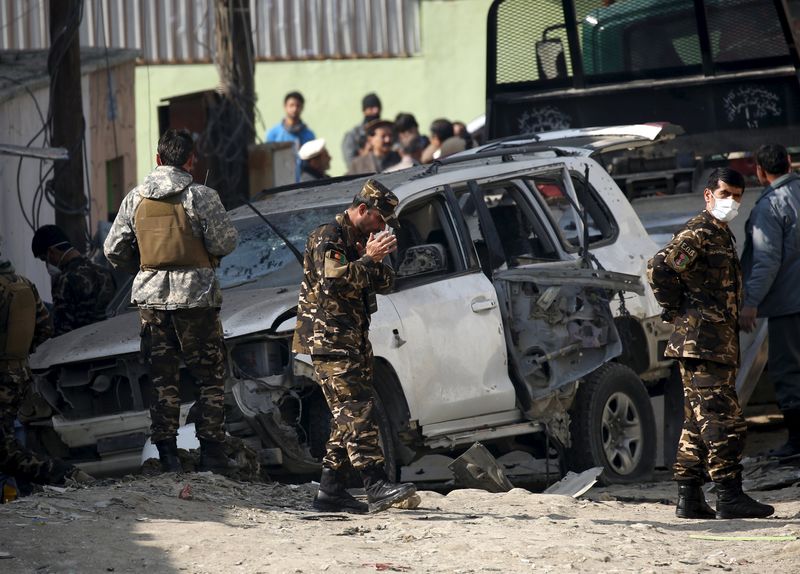 © Reuters. الشرطة: انتحاري يستهدف مسؤولا انتخابيا كبيرا في كابول