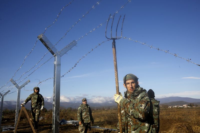 © Reuters. جيش مقدونيا يبدأ إقامة سياج على الحدود مع اليونان