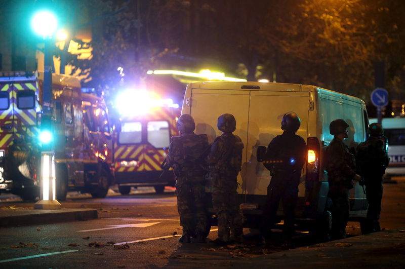 © Reuters. French riot police secure the area near the Bataclan concert hall following a fatal shooting at a restaurant in Paris, France