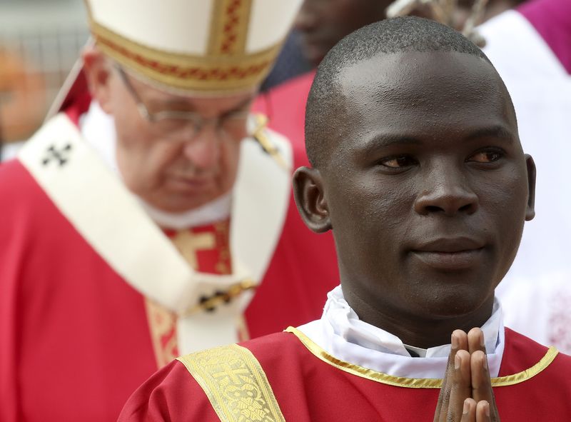 © Reuters. البابا يزور مقبرة لمسيحيين في أوغندا ثاني محطات جولته الأفريقية