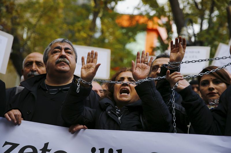 © Reuters. صحفيان تركيان يحثان الاتحاد الأوروبي على عدم التهاون في حقوق الإنسان