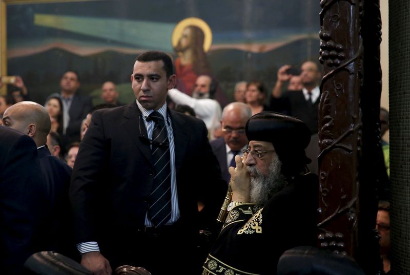 © Reuters. Egyptian Coptic Pope Tawadros II , head of the Coptic Orthodox church, attends to  the funeral of Anba Abraham, Coptic Orthodox Metropolitan Archbishop of Jerusalem and the Near East, in Jerusalem's Old City