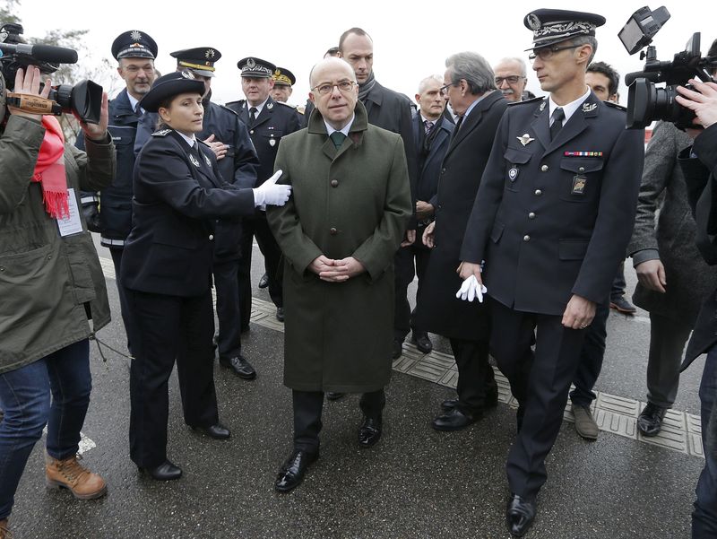 © Reuters. وزير: الف شخص تقريبا منعوا من دخول فرنسا منذ الهجمات