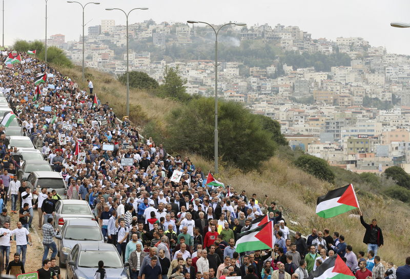 © Reuters. آلاف من عرب إسرائيل يحتجون على حظر الجناح الشمالي للحركة الإسلامية