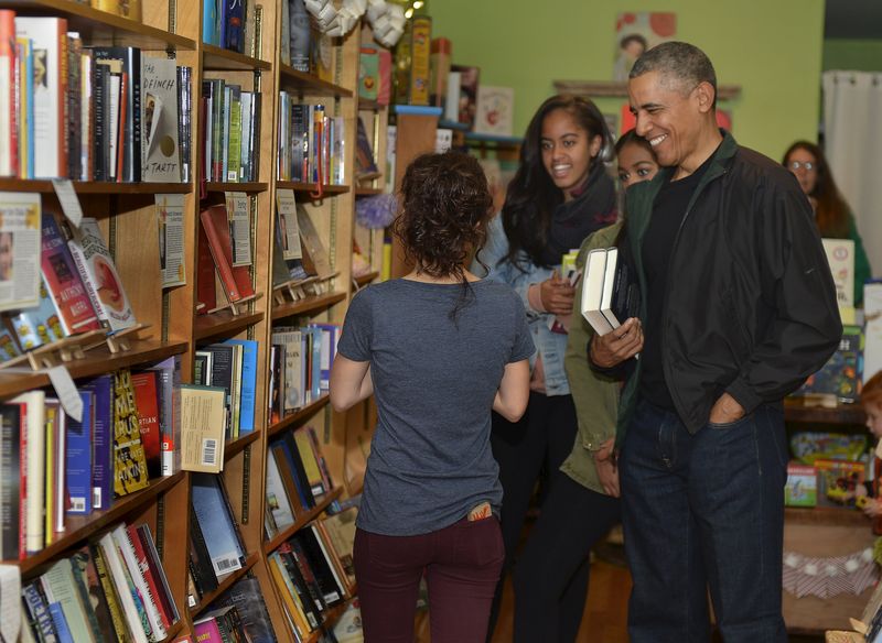 © Reuters. اوباما يتسوق بصحبة ابنتيه لدعم المشروعات الصغيرة