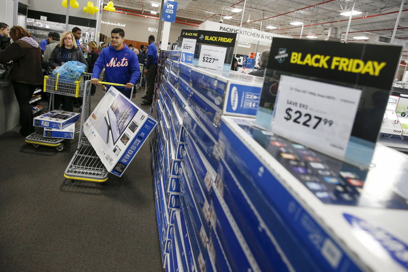 © Reuters. Shoppers leave with check out with their purchases from  the Best Buy store in Westbury, New York