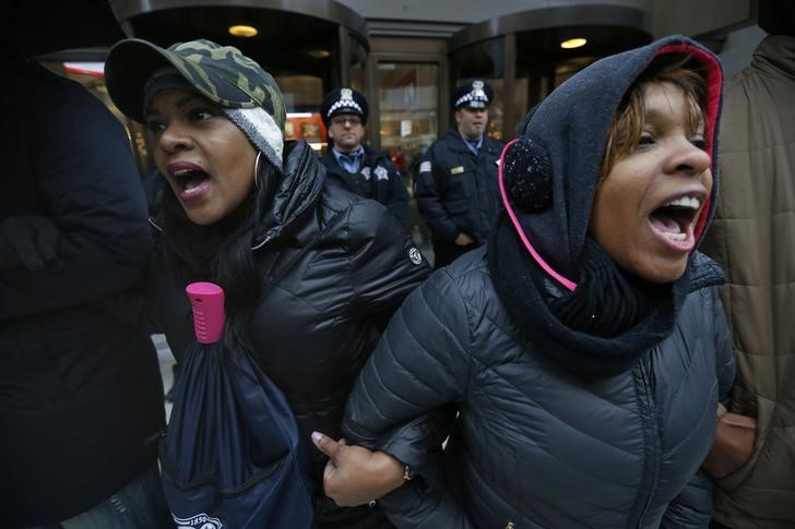 © Reuters. جيسي جاكسون يدعو لاستقالات بسبب إطلاق النار في شيكاجو على شاب أسود