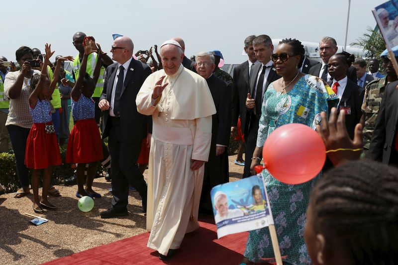 © Reuters. البابا يصل افريقيا الوسطى حاملا رسالة سلام