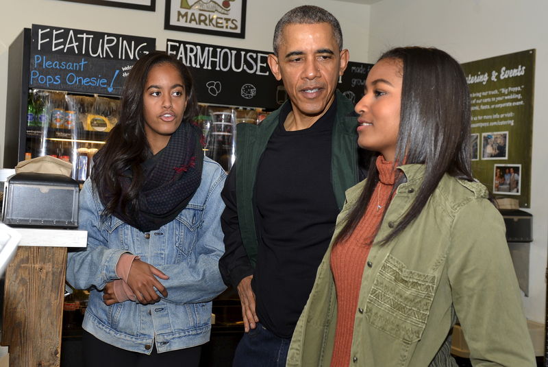 © Reuters. Obama y sus hijas van de compras para apoyar al pequeño comercio
