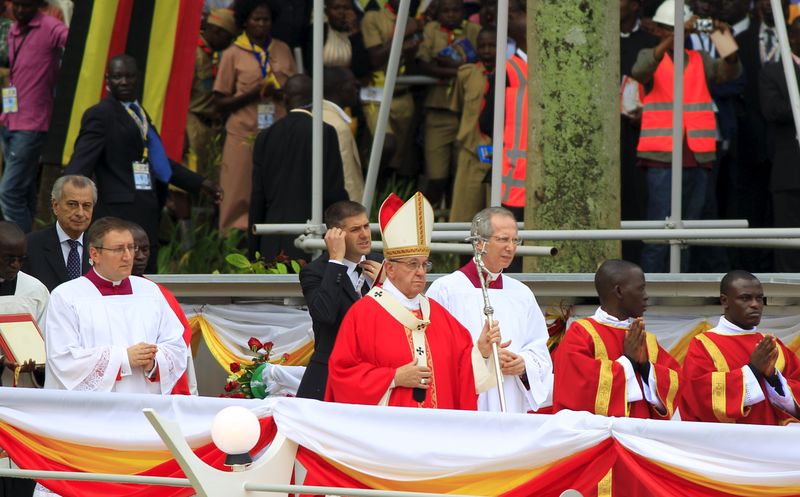 © Reuters. El Papa llega a la República Centroafricana con un mensaje de paz