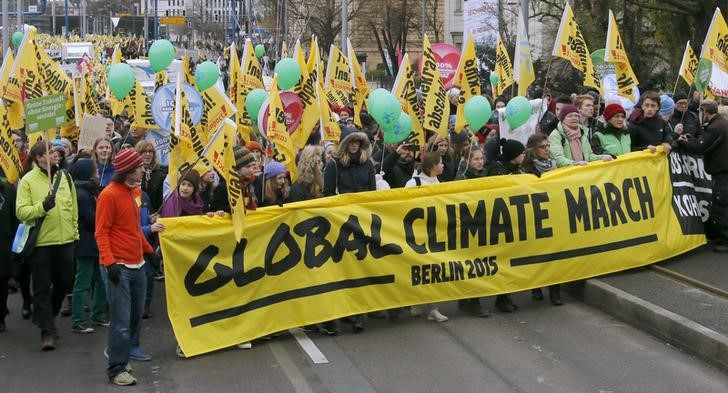 © Reuters. مظاهرات تزيد الضغوط على قمة المناخ في باريس