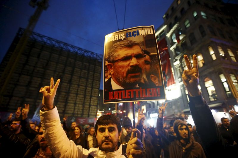 © Reuters. الآلاف يشيعون جثمان محام كردي بارز في تركيا