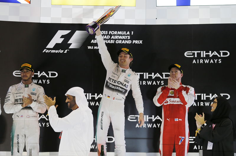 © Reuters. Rosberg cierra la temporada con su tercera victoria consecutiva