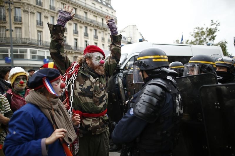 © Reuters. الشرطة الفرنسية تطلق الغاز المسيل للدموع على محتجين على التغير المناخي