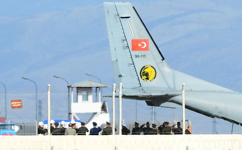 © Reuters. Turquía recupera los restos del piloto del caza ruso derribado