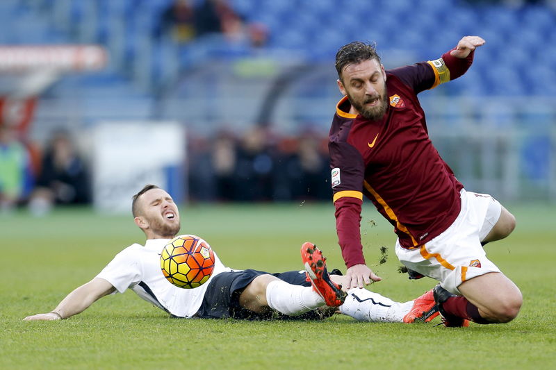 © Reuters. روما يتبع الهزيمة أمام برشلونة بخسارة أخرى على أرضه في ايطاليا