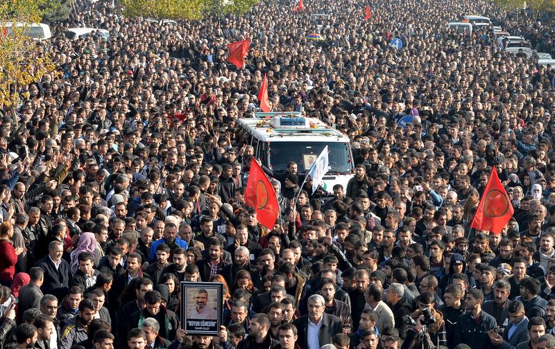 © Reuters. Thousands march during the funeral of the Bar Association President Tahir Elci in Kurdish dominated southeastern city of Diyarbakir