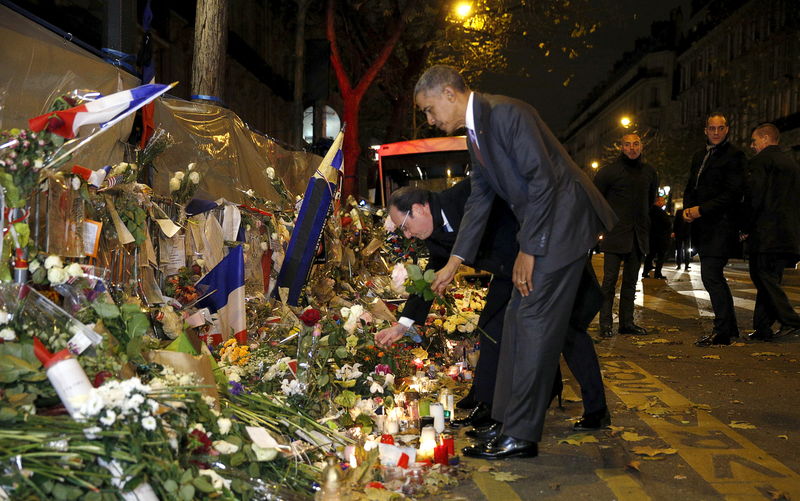 © Reuters. أوباما يزور موقع أدمى هجمات باريس