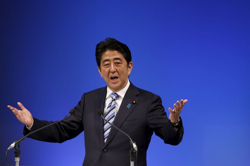 © Reuters. ارتفاع التأييد لرئيس الوزراء الياباني بعد نقاش صعب بشأن القوانين الأمنية