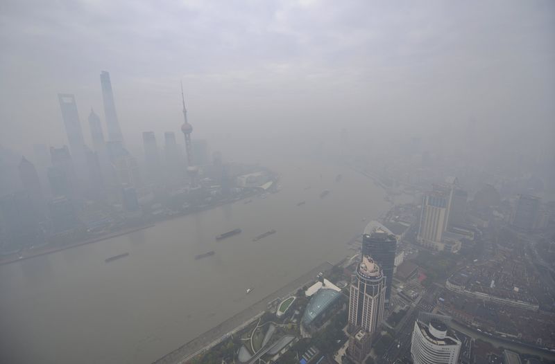 © Reuters. الضباب الدخاني يخنق بكين مع بدء محادثات المناخ في باريس يوم الاثنين