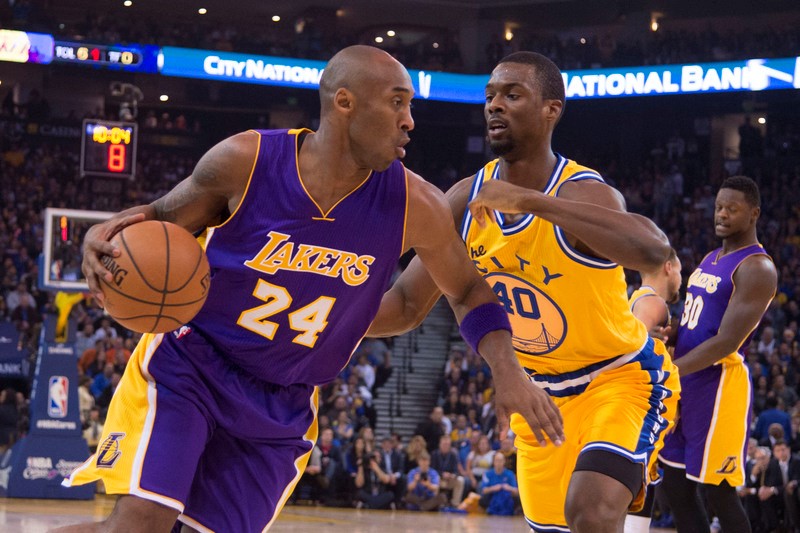 © Reuters. La estrella de los Lakers Kobe Bryant anuncia su retirada al finalizar la temporada