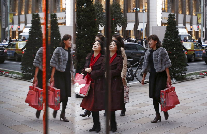 © Reuters. Shopping per le vie di Tokyo 