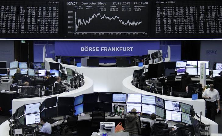 © Reuters. Traders are pictured at their desks in front of the DAX board at the Frankfurt stock exchange