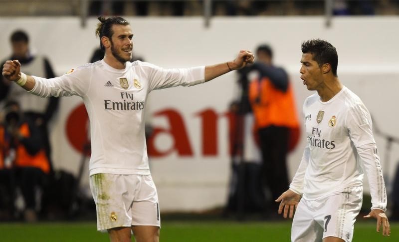 © Reuters. Bale y Ronaldo dan el triunfo al Real Madrid sobre el Eibar