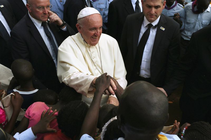© Reuters. Papa Francisco durante encontro com moradores de Bangui, República Centro-Africana 