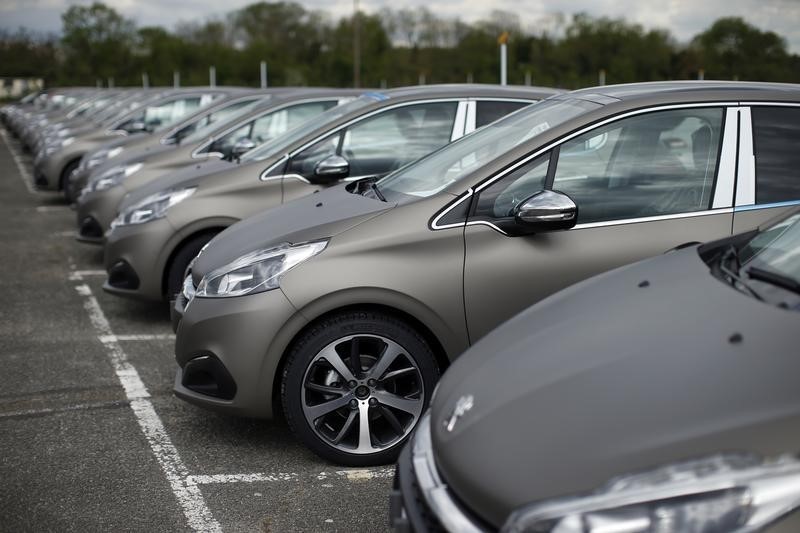 © Reuters. LES VALEURS DU SECTEUR AUTOMOBILE EN HAUSSE  À LA MI-SÉANCE