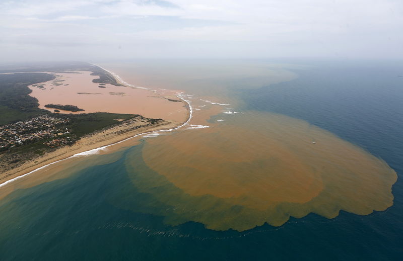 © Reuters. An aerial view of the Rio Doce, which was flooded with mud after a dam owned by Vale SA and BHP Billiton Ltd burst, at an area where the river joins the sea on the coast of Espirito Santo in Regencia Village