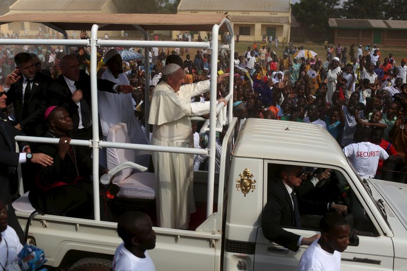 © Reuters. البابا يغادر افريقيا الوسطى منهيا جولته الافريقية