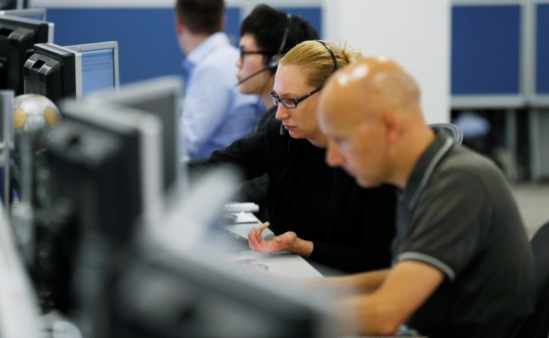 © Reuters. Dealers work on the trading floor at IG Index in London