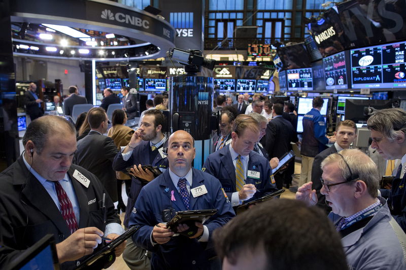 © Reuters. Traders work on the floor of the New York Stock Exchange