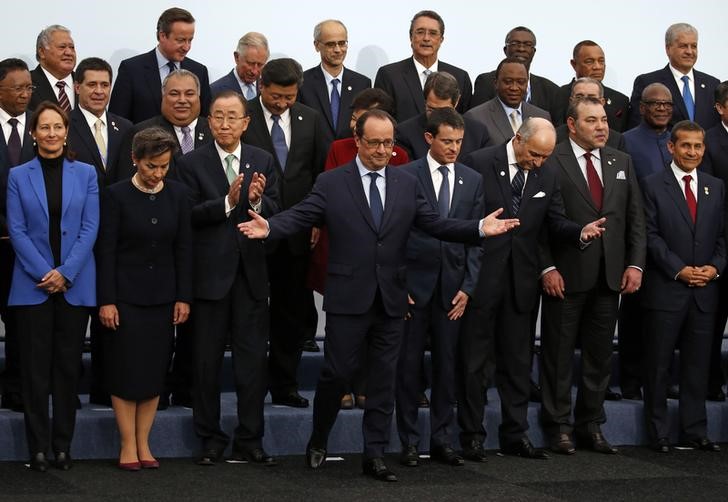 © Reuters. اولوند: هناك صلة وثيقة بين محاربة الإرهاب ومكافحة تغير المناخ