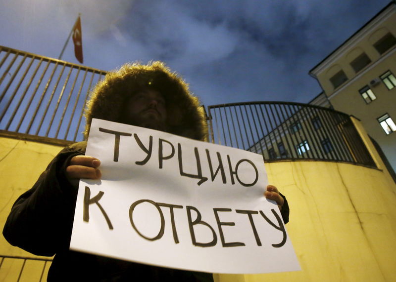 © Reuters. Протестующий у посольства Турции в Москве