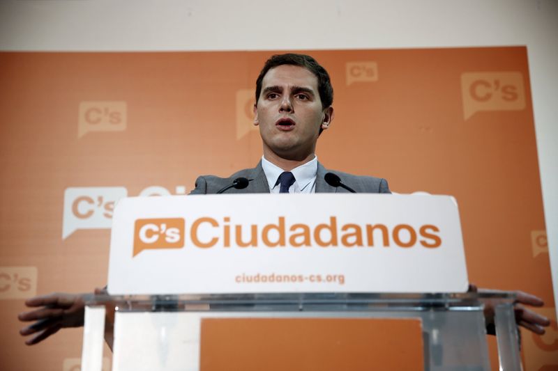 © Reuters. Ciudadanos party leader Albert Rivera speaks a news conference in Madrid