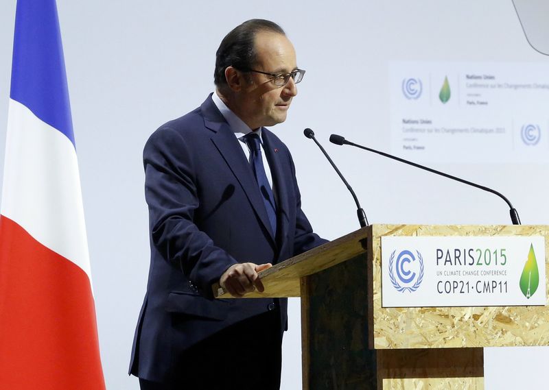 © Reuters. FRANÇOIS HOLLANDE DÉFEND UN ACCORD CONTRAIGNANT À LA COP21