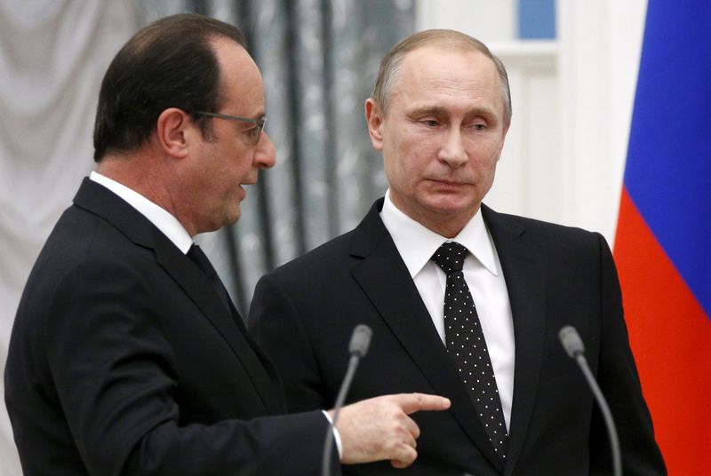 © Reuters. Russia's President Vladimir Putin and his French counterpart Francois Hollande speak after a news conference at the Kremlin in Moscow