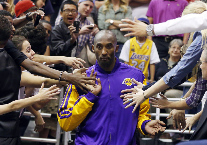 © Reuters. Astro dos Los Angeles Lakers Kobe Bryant passando por fãs durante partida contra o Utah Jazz, em Salt Lake City, EUA