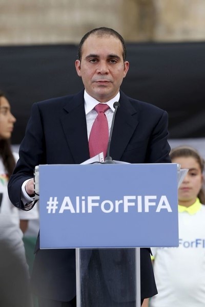 © Reuters. El príncipe Ali promete abrir los balances de la FIFA si gana las elecciones