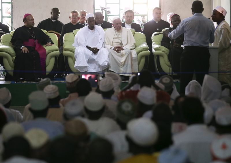© Reuters. El Papa llama a la paz entre cristianos y musulmanes en una mezquita centroafricana