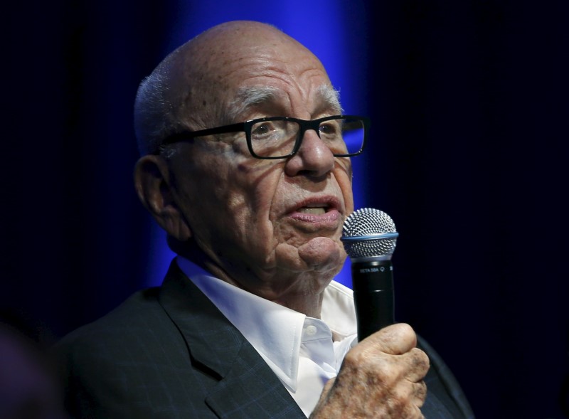 © Reuters. Murdoch takes part as a judge during a global start up showcase during the WSJDLive conference in Laguna Beach
