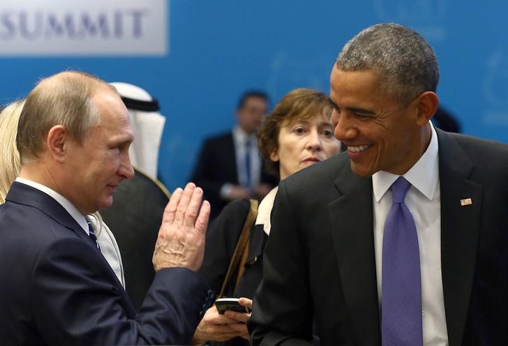 © Reuters. Obama y Putin debaten en París sobre la situación en Siria y Ucrania
