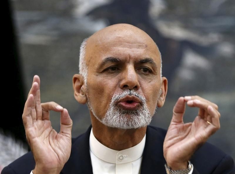 © Reuters. زعماء أفغانستان وباكستان يبحثون تحسين العلاقات واستئناف محادثات طالبان