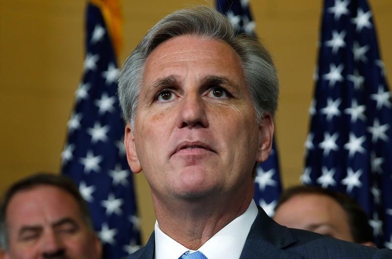 © Reuters. U.S. House Majority Leader McCarthy pauses while explaining his decision to withdraw from the race to replace retiring House Speaker John Boehner (R-OH), on Capitol Hill in Washington