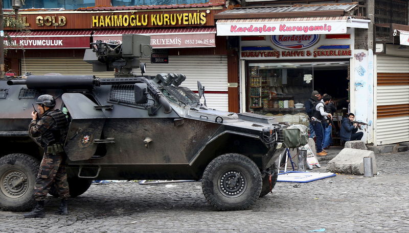© Reuters. حزب تركي معارض : رصاصة أطلقتها الشرطة ربما قتلت المحامي الكردي